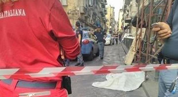 Ragazza trovata morta per strada a Napoli: "Il corpo avvolto in un tappeto"