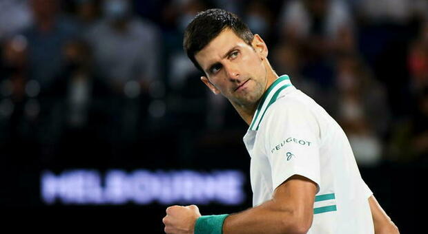 Novak Djokovic rompe il silenzio dall'hotel australiano: «Grazie a tutti e a Dio per la salute»