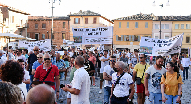 Contro il biodigestore oltre 500 sfilano in centro storico a Fano: «Nessun altro può decidere sul nostro territorio»