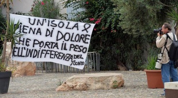 Uno striscione di protesta a Lampedusa Uno striscione di protesta a Lampedusa