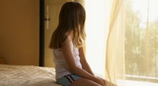 Papà stuprava la figlia 12enne: «Così puoi difenderti da chi ti vuole violentare»