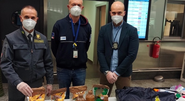 Cocaina liquida dal Sudamerica «travestita» da sciroppo di agave: tre arresti in aeroporto a Malpensa