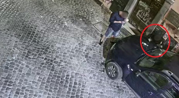 Roma, Trastevere choc: cocaina “sniffata” sulle auto in sosta Roma, Trastevere choc: cocaina “sniffata” sulle auto in sosta