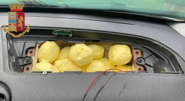 Nascondeva più di 1 kg di cocaina nel vano airbag dell’auto: Polizia di Stato arresta un 71enne