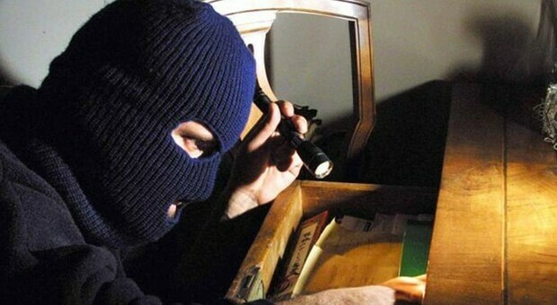 Gabicce, furto lampo in casa dell'imprenditore: ladri in fuga con gioielli per 25mila euro Gabicce, furto lampo in casa dell'imprenditore: ladri in fuga con gioielli per 25mila euro