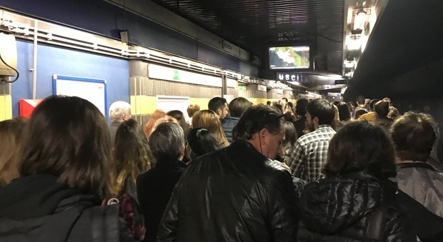 Roma, chiusa stazione metro Policlinico per guasto tecnico: disagi per centinaia di persone