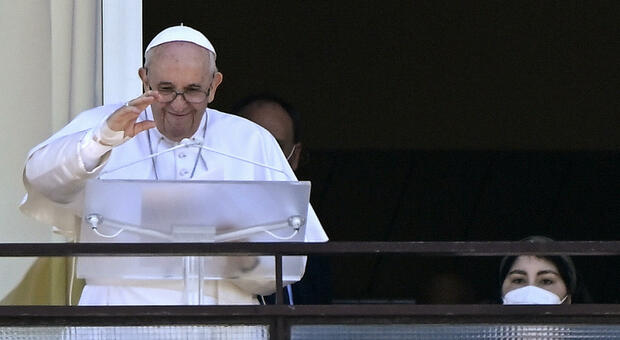 Papa Francesco e l'operazione al colon: «Un infermiere mi ha salvato la vita, è la seconda volta che mi accade»
