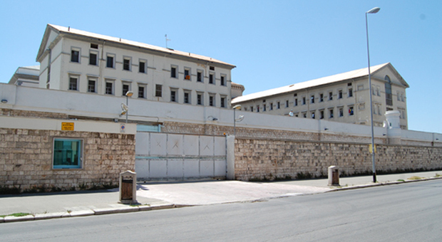 Bari, focolaio covid in carcere: contagiati 70 detenuti e 13 poliziotti