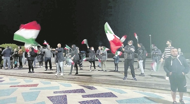 Porto Sant'Elpidio, tricolori al vento e cori "Libertà libertà": in cento sfilano sul lungomare per dire no al coprifuoco