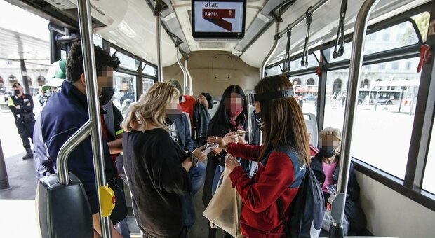Mezzi pubblici, sui bus tornano i controllori: vigileranno su distanziamento e mascherine