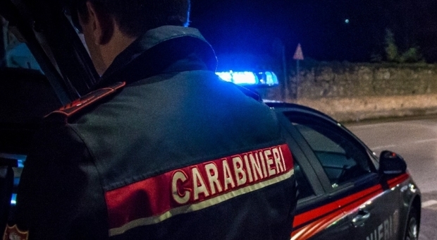 Si presenta con 30mila euro per comprare droga, rapinato e investito con l'auto: arrestati tre ragazzi