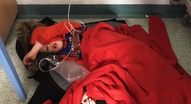 Bimbo di 4 anni con la polmonite sul pavimento in ospedale per ore: foto choc sul web Bimbo di 4 anni con la polmonite sul pavimento in ospedale per ore: foto choc sul web