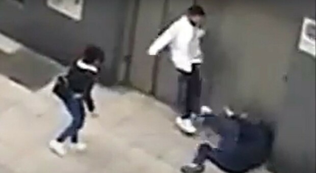 Difende una donna maltrattata in strada, massacrato a calci e pugni: l'aggressore arrestato dopo la fuga