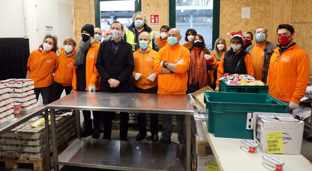 Il sindaco Sala, Natale con i volontari di Pane Quotidiano FOTO