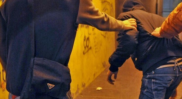Una mamma a Storie Italiane: «Vittime di una baby gang di 150 ragazzi. E nessuno ci aiuta»
