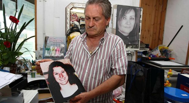 Guglielmo Mollicone con la foto della figlia Serena Guglielmo Mollicone con la foto della figlia Serena
