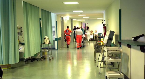 Morde il sedere a una paziente 17enne: infermiere a processo per violenza