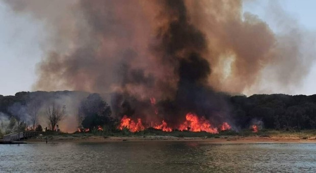 Incendio a Bibione, otto persone si gettano nel fiume per sfuggire alle fiamme. Salvate dalla Capitaneria