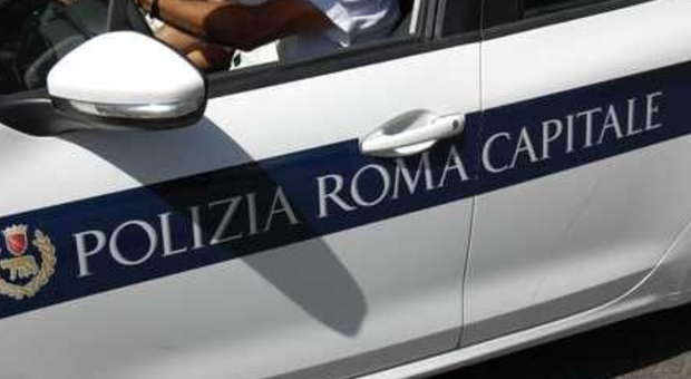 Roma, parrucca e baffi finti per saccheggiare 6 negozi di un centro commerciale: arrestato