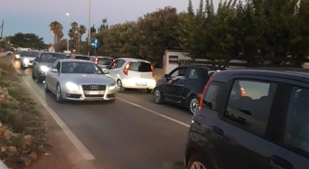 Salento, strada bloccata al rientro dal mare, la video-denuncia di Ippoliti: «Così ci scappa la tragedia». Video e foto