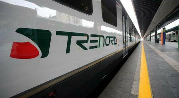 Due ventenni violentate sullo stesso treno: choc tra Milano e Varese. Caccia a due stranieri