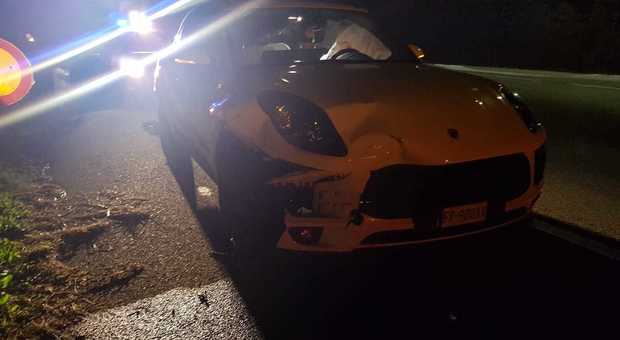 La Porsche nuova di zecca finita contro il cervo. Macchina da buttare La Porsche nuova di zecca finita contro il cervo. Macchina da buttare
