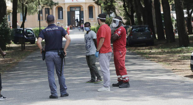 Migranti, fuggiti nella notte 30 tunisini dal Cara di Brindisi: trovati solo 9, caccia agli altri 21 Migranti, fuggiti nella notte 30 tunisini dal Cara di Brindisi: trovati solo 9, caccia agli altri 21