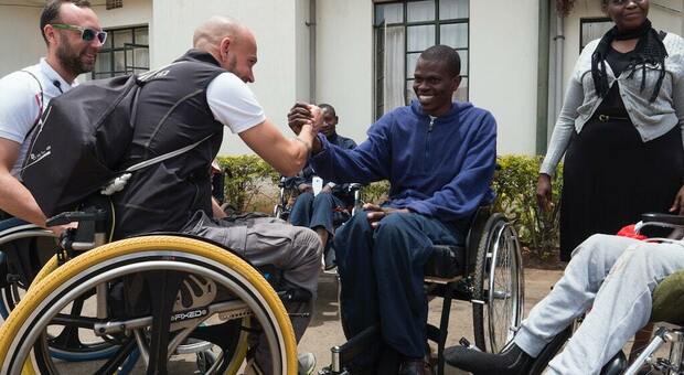 Dal Kenya al Kilimangiaro con le protesi alle gambe: l impresa di Andrea Lanfri e Massimo Coda per aiutare i disabili di Nairobi