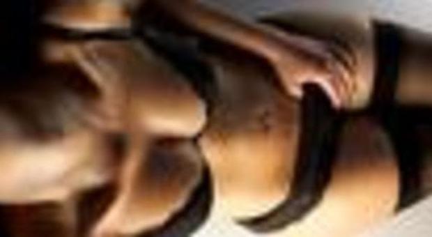 Coniugi disoccupati organizzano orge a pagamento per un milione Coniugi disoccupati organizzano orge a pagamento per un milione