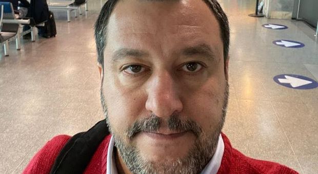 Coronavirus, poliziotto della scorta di Salvini positivo. Lui tranquillizza: «Sto bene»