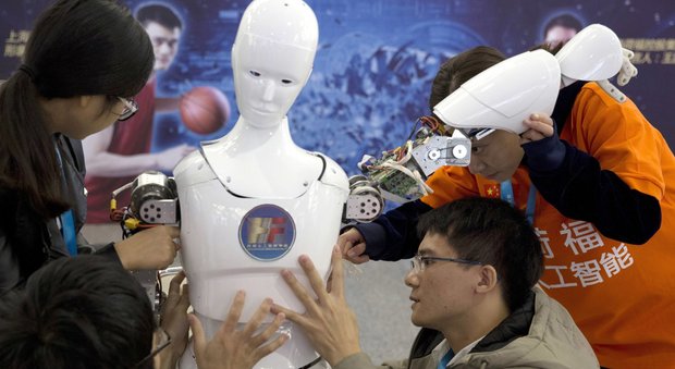 Due robot iniziano a parlare fra loro in una lingua sconosciuta: sospeso l'esperimento di Facebook Due robot iniziano a parlare fra loro in una lingua sconosciuta: sospeso l'esperimento di Facebook