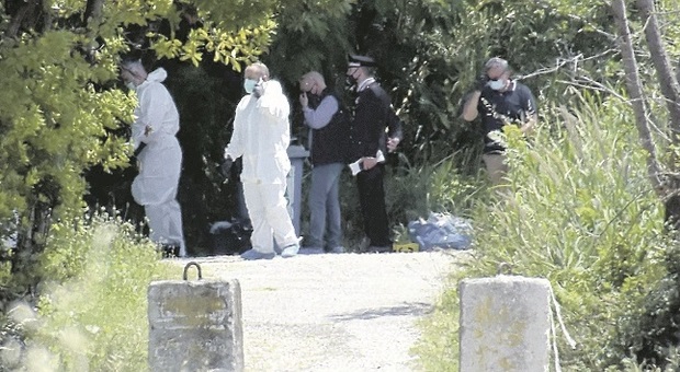 Ascoli, ex carabiniere freddato dai killer: i Ris a caccia di polvere da sparo su vestiti e caschi degli Spagnulo