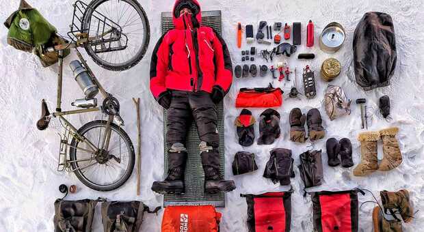 Il gelo siberiano ferma la nuova sfida di Lorenzo Barone: «A -55 gradi scoppiano gli pneumatici della bici, non posso andare avanti»