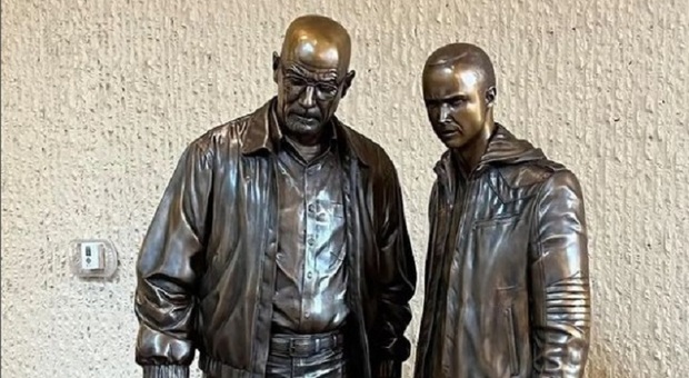 Breaking Bad, polemiche per le statue dei protoagonisti ad Albuquerque. "Celebrano i produttori di metanfetamina"
