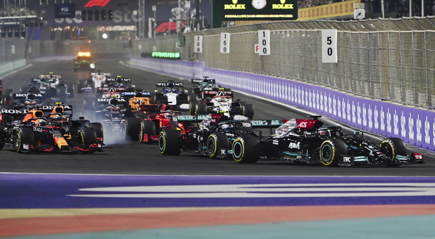 F1, pagelle del GP Arabia Saudita: Hamilton vince di prepotenza davanti a Verstappen. Ferrari male