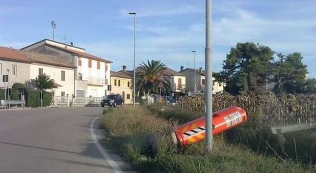 Loreto, autovelox nel mirino tre box sradicati e gettati a terra Loreto, autovelox nel mirino tre box sradicati e gettati a terra