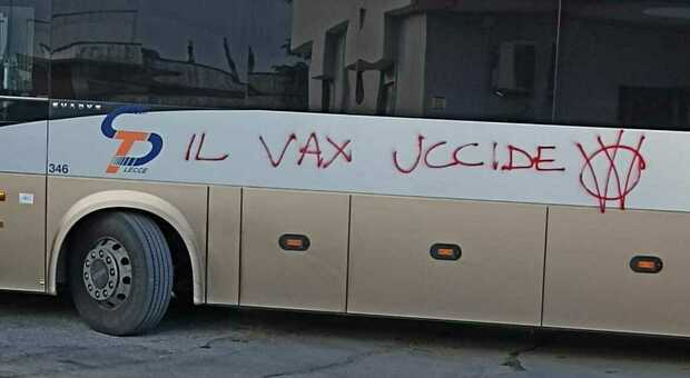 "Il vax uccide": scritte con lo spray sulla carrozzeria di nove bus. Indagano i carabinieri