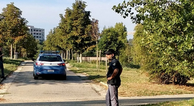«Polizia aiuto, ci sono due gang con la pistola al parco»: la signora è "vittima" dei social ma fa espellere un balordo «Polizia aiuto, ci sono due gang con la pistola al parco»: la signora è "vittima" dei social ma fa espellere un balordo