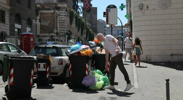 Rifiuti Roma, bonus extra ai netturbini: fino a 200 euro per lavorare la domenica. Ma la città è ancora sporca