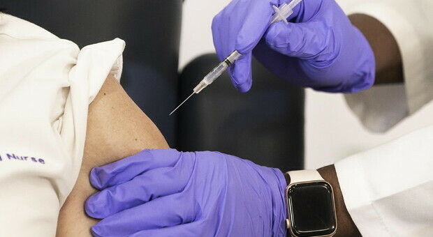 Vaccino, medico inietta soluzione fisiologica invece del siero Pfizer: «I pazienti mi pressavano, volevo accontentarli»