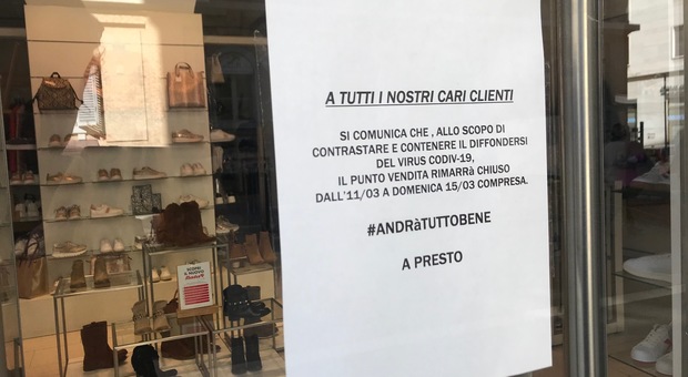 Un negozio di Ancona ha anticipato il provvedimento del presidente del consiglio dei ministri per rallentare l'epidemia di Covid