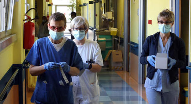 Virus, in Lombardia «falsato il dato sui morti». Nuovi contagi sotto l'1%