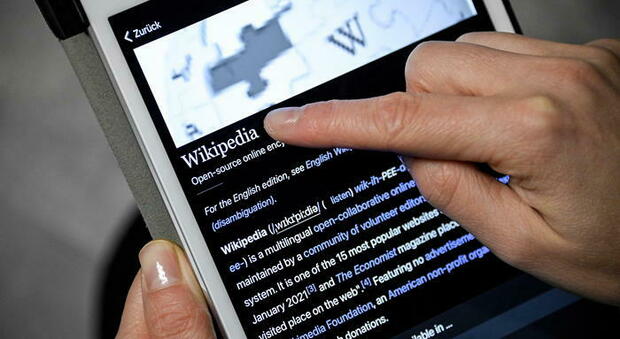 Wikipedia compie 20 anni e mette all'asta i suoi cimeli