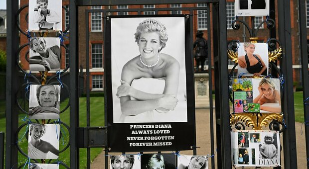 Lady Diana, una statua (davanti a Harry e William) per la principessa del popolo. Che oggi avrebbe compiuto 60 anni