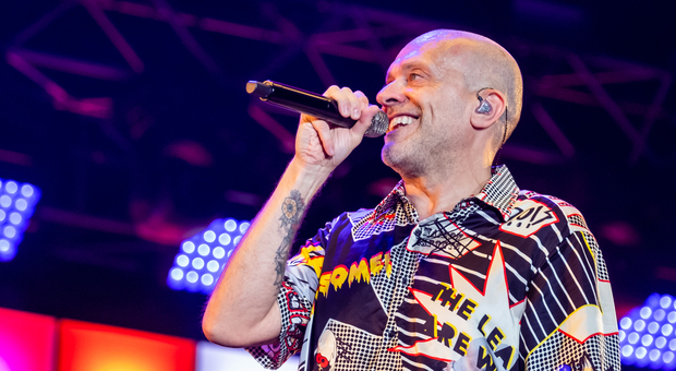 Max Pezzali tiene il tempo: a San Siro il primo di due mega karaoke da 120mila persone. Reunion 883 in vista