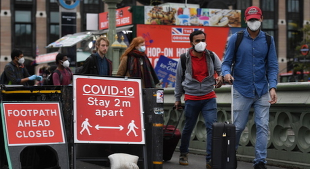 Covid, la Gran Bretagna chiude all'Italia: quarantena per chi arriva nel Regno Unito