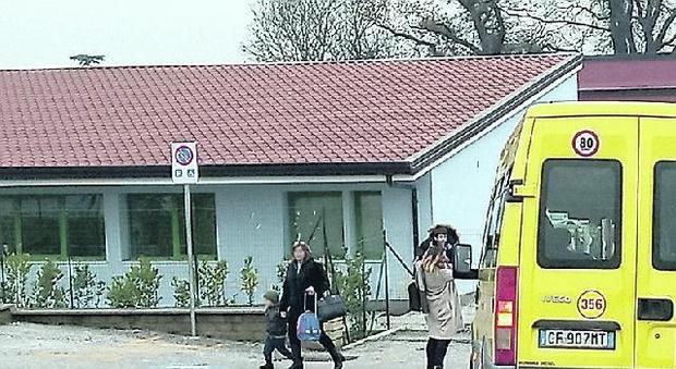 Botte e insulti ai bimbi, arrestate due maestre. Le denunce dei genitori: «Mio figlio sotto choc» ` Botte e insulti ai bimbi, arrestate due maestre. Le denunce dei genitori: «Mio figlio sotto choc» `