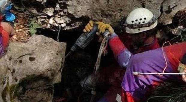 Tre speleologi dispersi, stavano esplorando una grotta al Pian del Tivano. Ricerche in corso