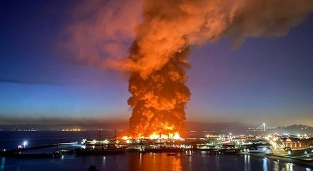 San Francisco, mega incendio al Fisherman's Wharf: distrutta parte del molo simbolo. 125 vigili del fuoco sul posto