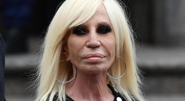 Donatella Versace: «Dalla cocaina mi ha salvato Elton John». Poi spiega perché è ricorsa alla chirurgia